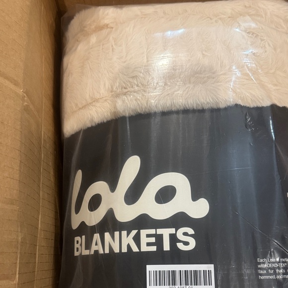 Lola Blankets Plush Throw/Blanket/Bondi Beige/Size L/NEW! NIB! SEALED! Serene!!! - Picture 6 of 16